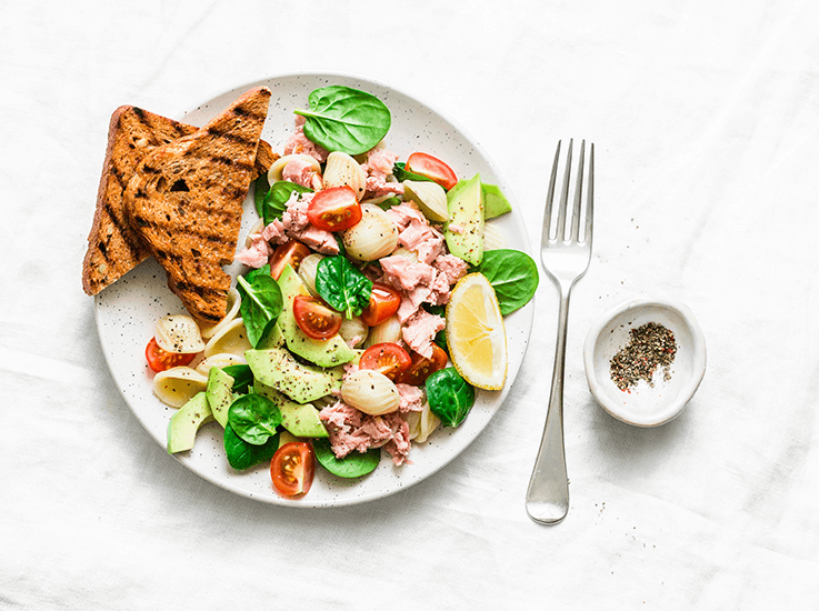 Tuna, avocado, spinach and tomato salad